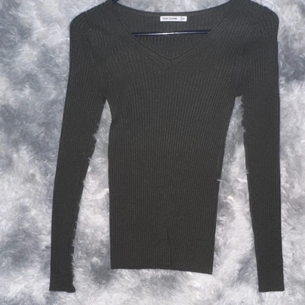 Pink Clover Ribbed V-Neck Sweater - Olive XS NWOT